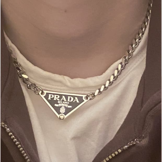 프라다 삼각 체인 목걸이 (단일재고)