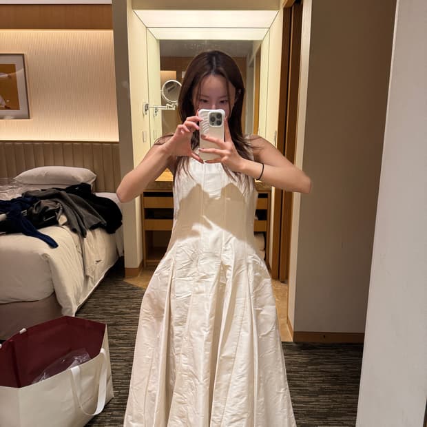 에토스 라인 슬리브리스 드레스