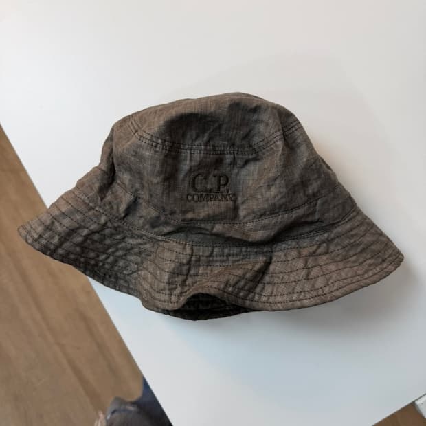 CP 컴퍼니 로고 버킷 햇 