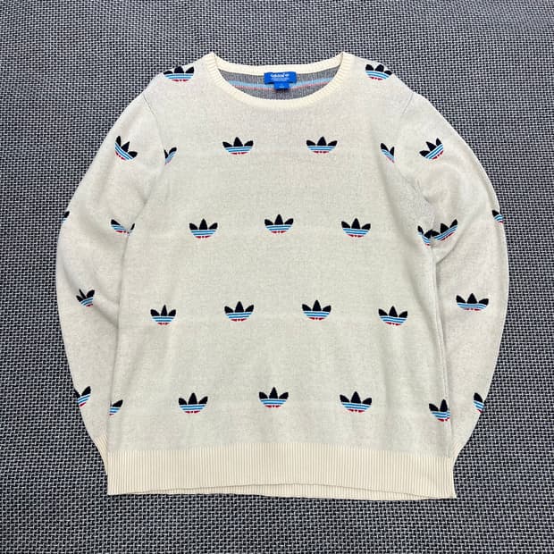 아디다스 로고 패턴 니트 110