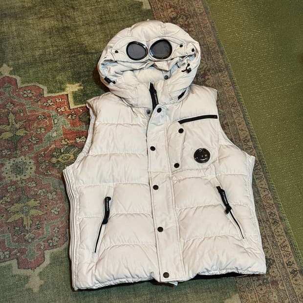 cp 컴퍼니 구스다운 고글 조끼 패딩