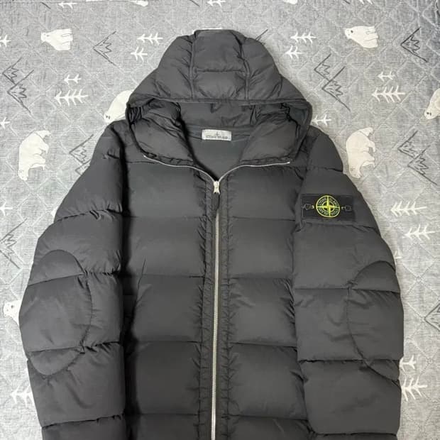 스톤아일랜드 심리스 터널 패딩 23년식 s사이즈