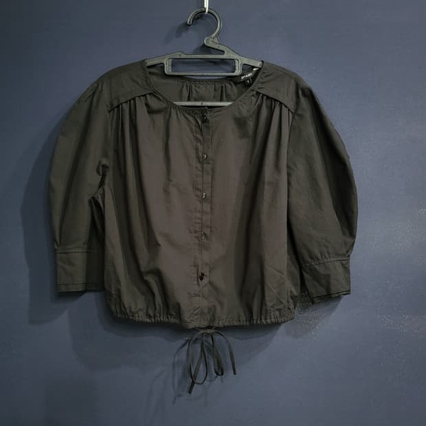 온앤온 스트링 벌룬 블라우스