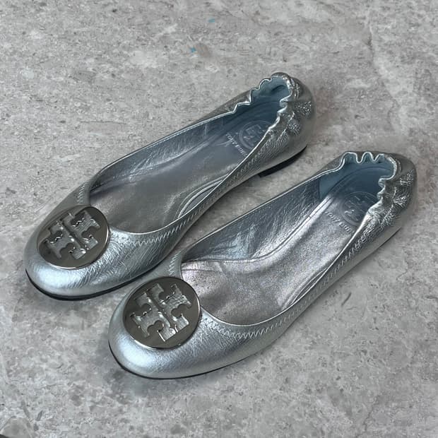 Tory Burch 실버 플랫 7 1/2 (235-240)