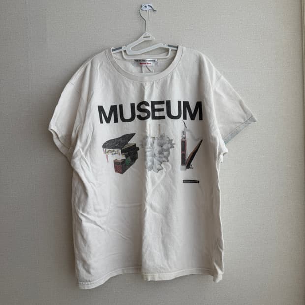 L 더뮤지엄비지터 반팔 핸드 스프레이 반팔티셔츠