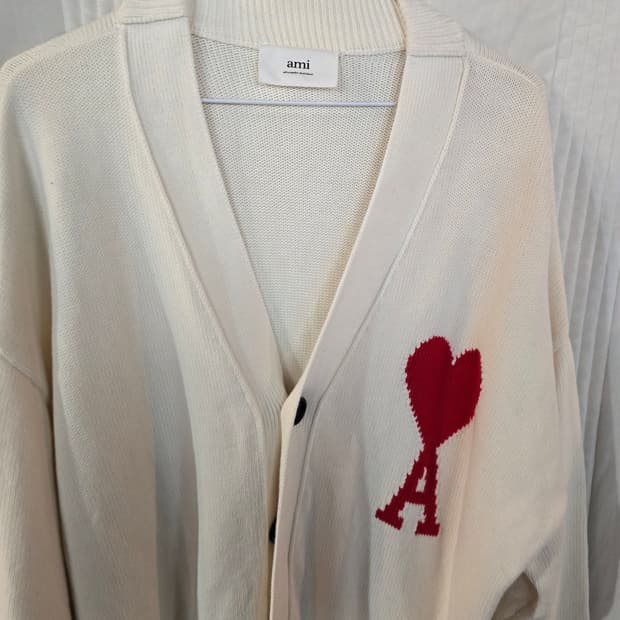 아미 하트 로고 가디건