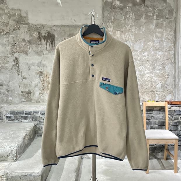 파타고니아 신칠라 베이지 스냅 T 플리스