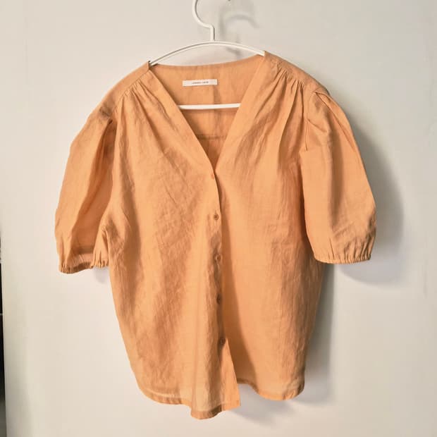 [LONDON LACE] 런던레이스 브이넥 퍼프 소매 블라우스