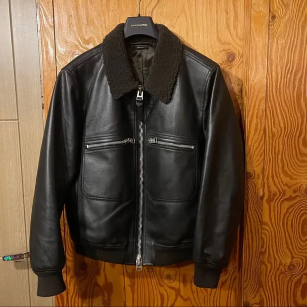 톰포드 블랙 래더 시어링 자켓 판매 합니다.