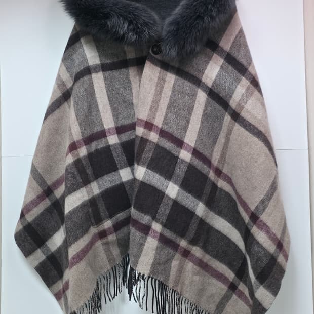 닥스 체크 퍼 후드 망토