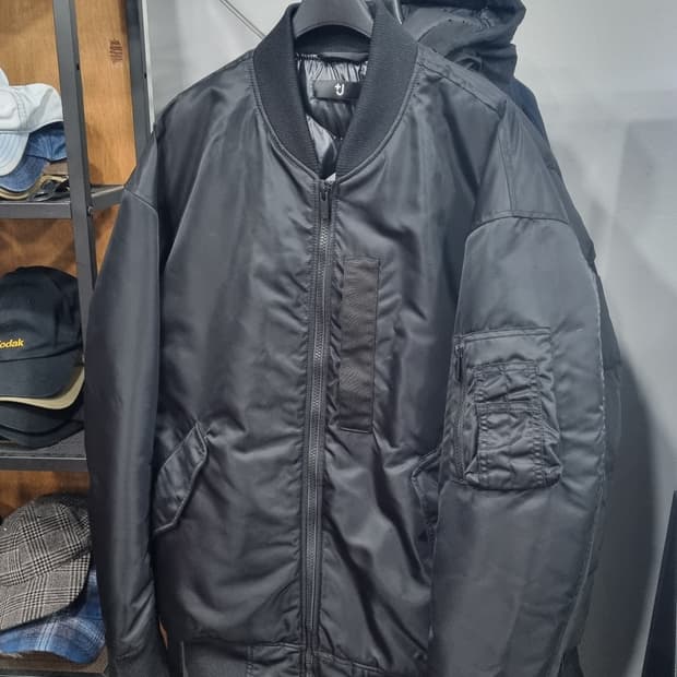 유니클로 질샌더 검정색 오리솜털 MA-1 105~110(xL) 거의새거