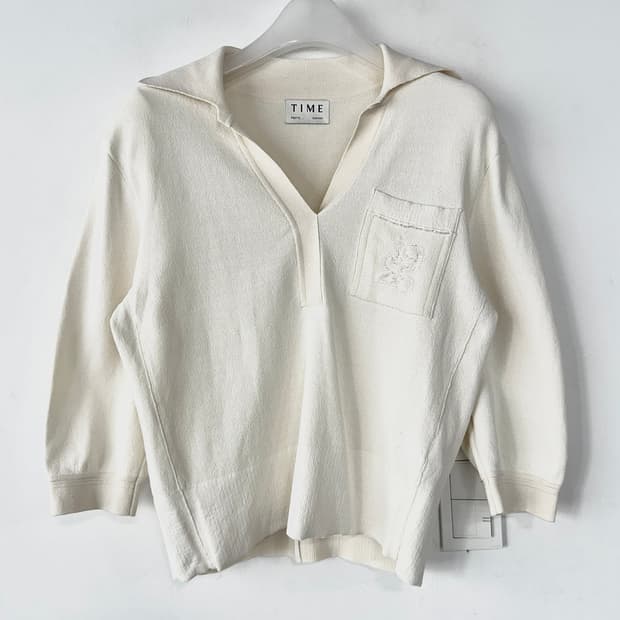 타임 TIME 오픈 카라 니트 탑