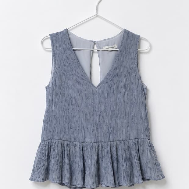 클럽모나코 플리츠 레이어드 트임 리본 나시탑 슬리브리스