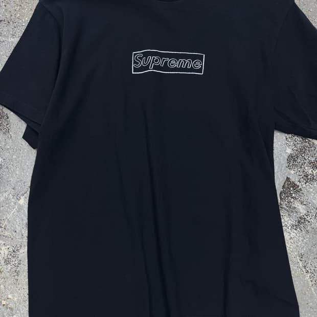 슈프림 kaws m size 
