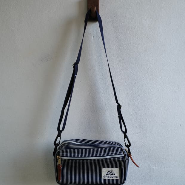 그레고리 스트라이프 크로스백 