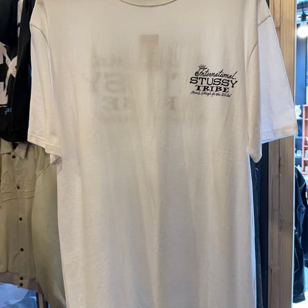 스투시 트라이브 스택 화이트 반팔 티셔츠 