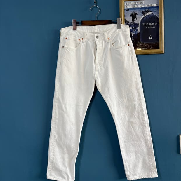 00‘s Levis 501 white denim pant.