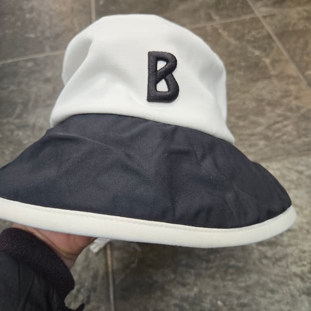 B 자수 보그너  버킷햇 화이트 블랙 벙거지