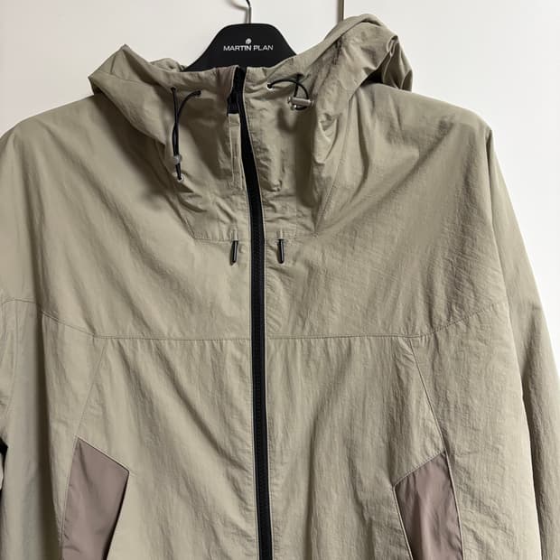 인사일런스 후드 윈드브레이커 베이지