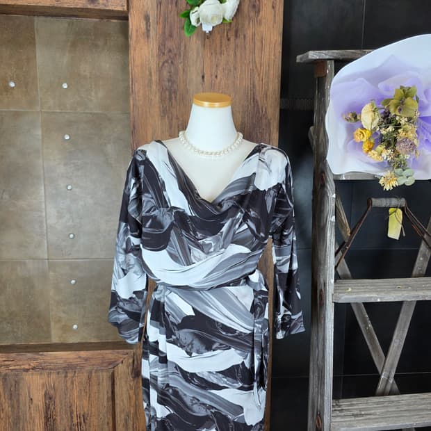 ESCADA 블랙앤화이트 브러시 스트로크 원피스