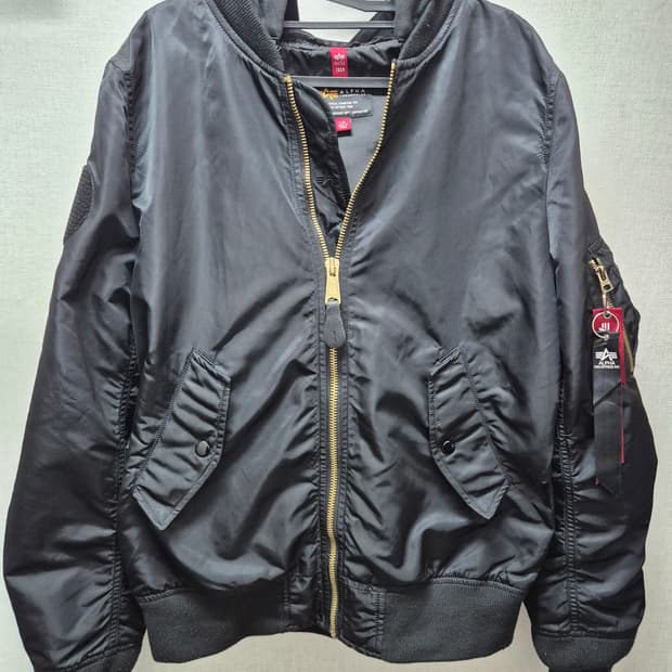 알파인더스트리 후드 L 판매합니다 
자연스런 사용감외엔 마모손상 없으나