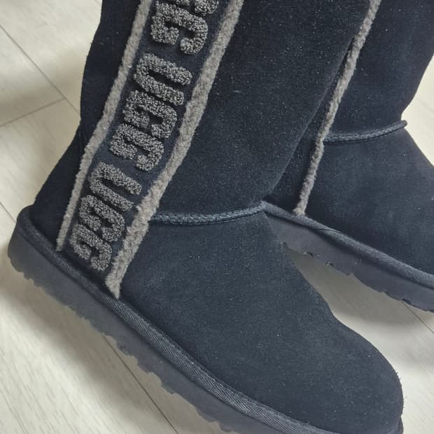 UGG CLASSIC SHORT SHEARLING LOGO 240