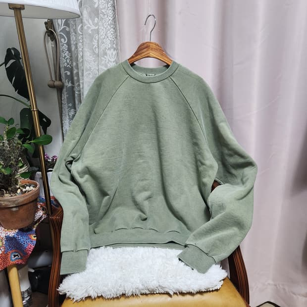 에이카 연두색 맨투맨 티셔츠