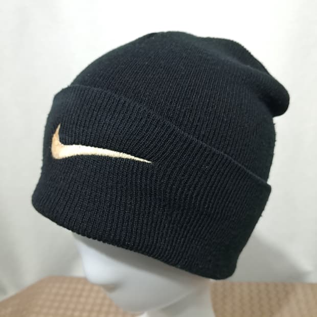 대만판 나이키 90s 블랙 & 골드 스우시 자수 아크릴 비니 P2013