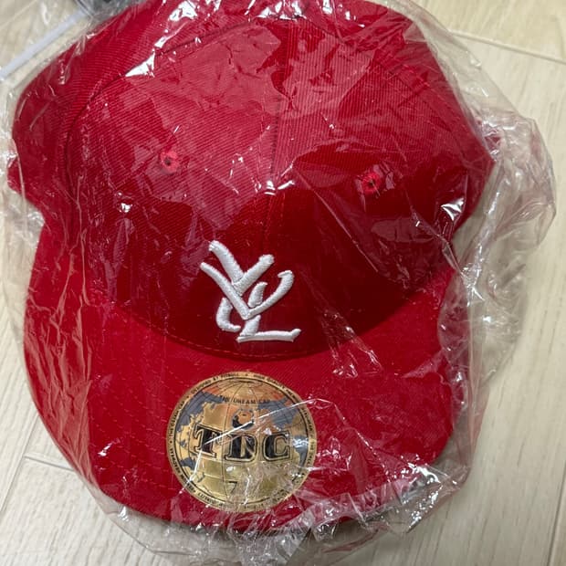 [ 7 1/4 ] YVL x Opium 플레이보이 카티 스냅백 모자 레드