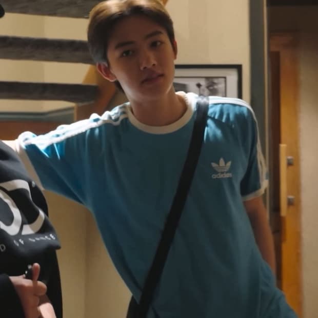 엄성현 착용 아디다스 클래식 트레이스 티 블루 L