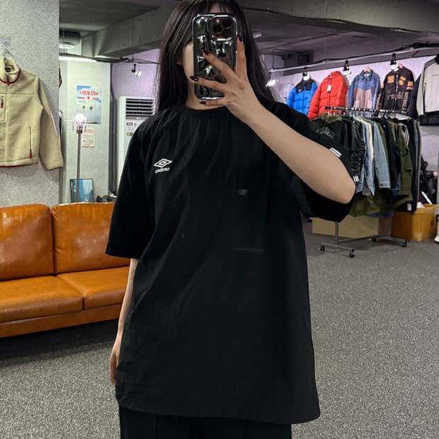 엄브로 블랙 로고 기능성 반팔티 B4363