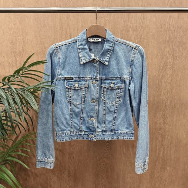 도나카란 뉴욕 코튼 크롭 데님 자켓 실버 버튼 스티치 디테일 연청