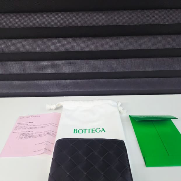 보테가 베네타 안트레치아토 투톤 반지갑 (상태 매우 좋음)