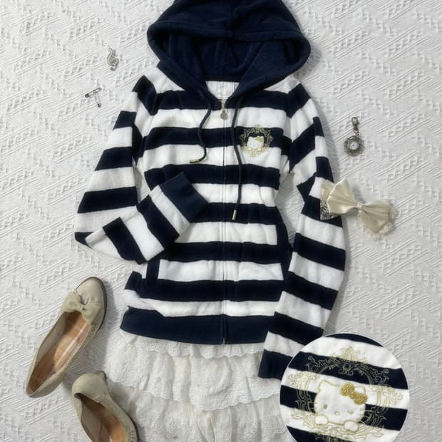 헬로키티x라디 플리스 퍼 스트라이프 패턴 자수 후디드 집업