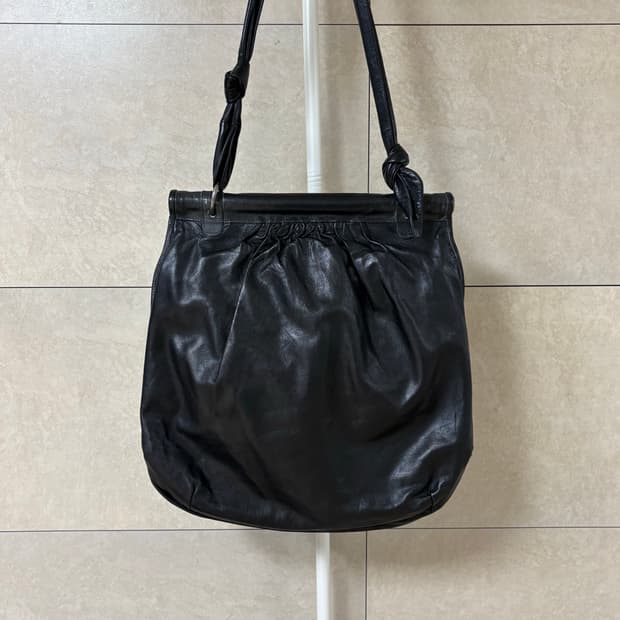 드리스반노튼 레더 크로스백