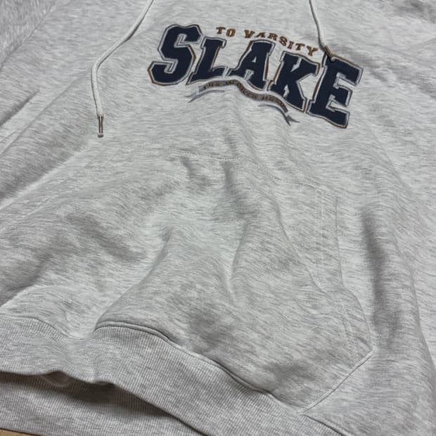 티떠블유엔 후드티입니다