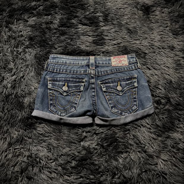 True Religion 포켓 스티치 디테일 워싱 데님 숏팬츠