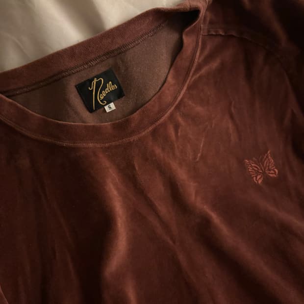 니들스 벨벳 브라운 반팔