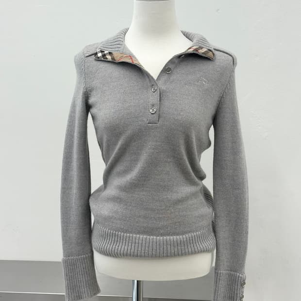 버버리 기마로고 그레이 버튼 카라 울 니트