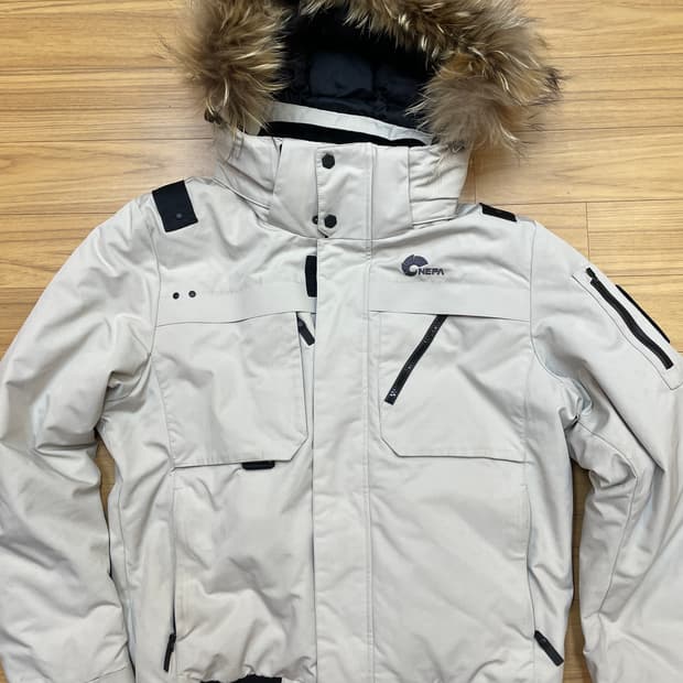 아이보리색 네파 익스플로러 패딩입니다. 100사이즈고 솜털 80% 함유되