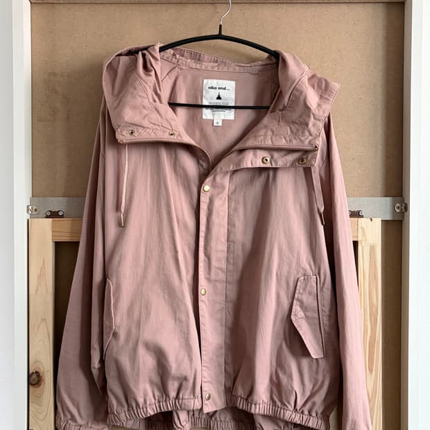 Niko and… pink jacket