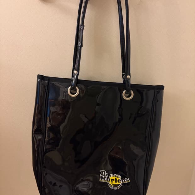 닥터마틴 에나멜 빅 숄더백