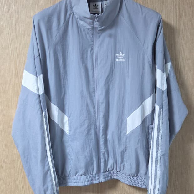 (착샷) 아디다스 바람막이 리카이브 우븐 헤일로 실버 