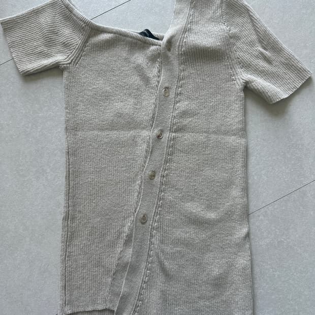 다이애그널 오픈숄더티셔츠 니트티셔츠