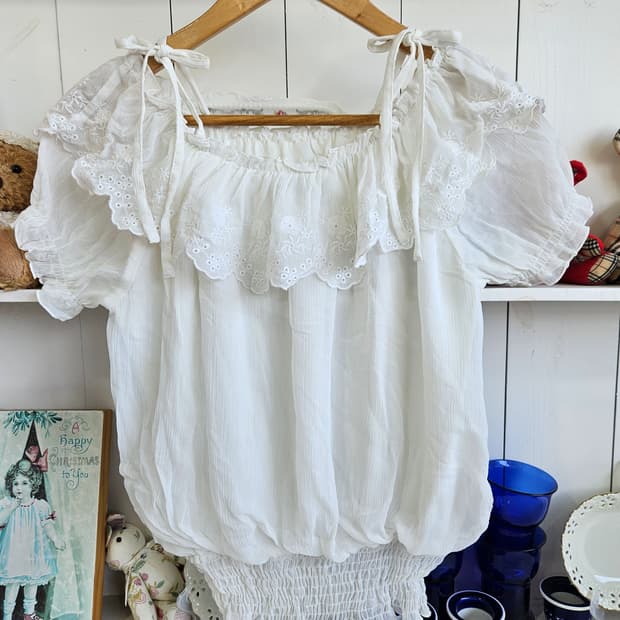 화이트 레이스 셔링 블라우스