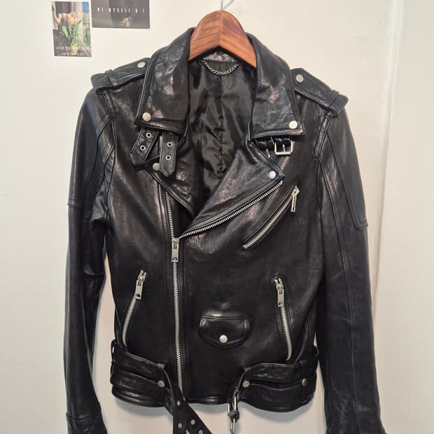 클래식한 디자인의 블랙 가죽 라이더 M
사이즈 