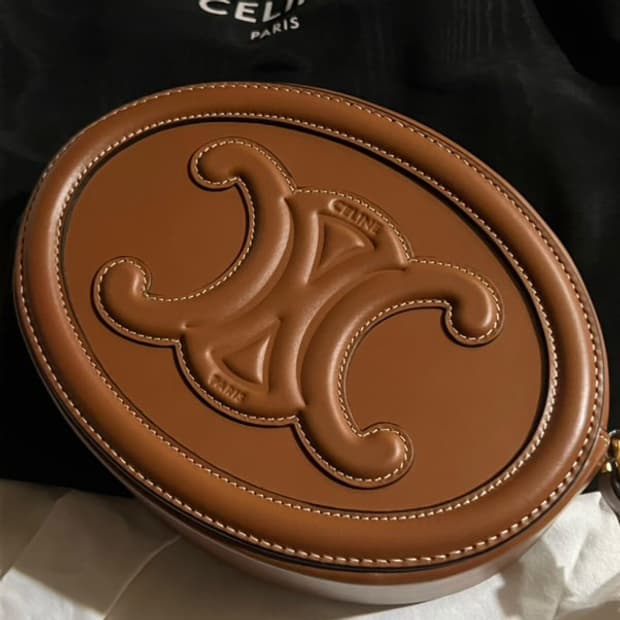 셀린느 스무스 카프스킨 오발 백 레더 트리옹프 탄(미니백 아니에요)