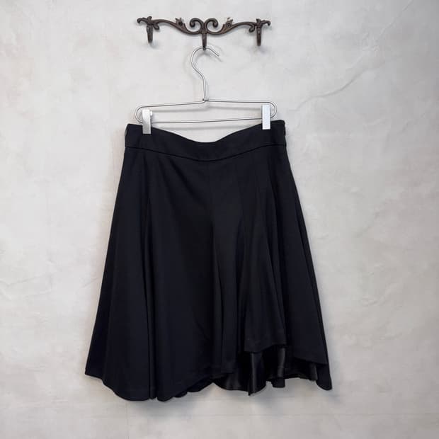 Black unbalanced pleats flare skirt