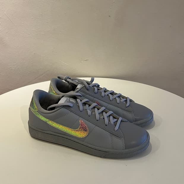 (225) 나이키 우먼스 테니스 클래식 PRM '울프 그레이' (8449