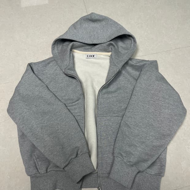 쿠어 미니멀 코튼 후디드 집 점퍼